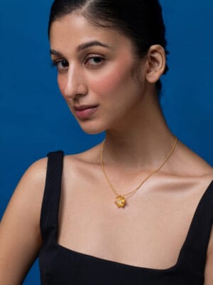 Pearly Golden Flower Pendant Necklace