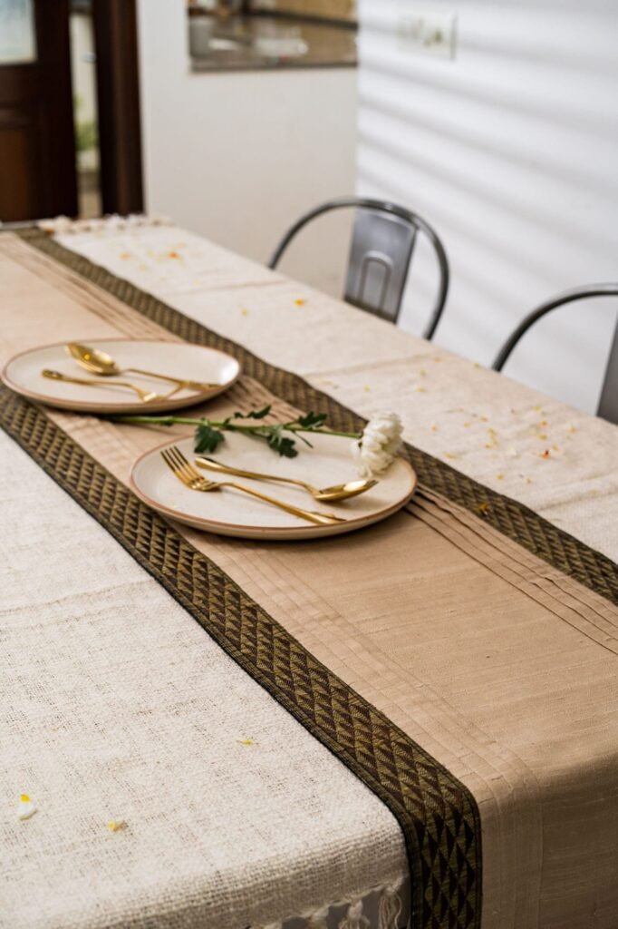 Tema de Brook Handwoven Table Runne